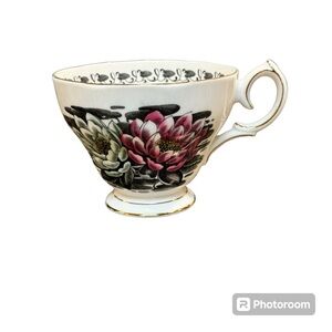 Vintage Queen Anne Water Lilly Fine Bone China Tea Cup Made in England 4788